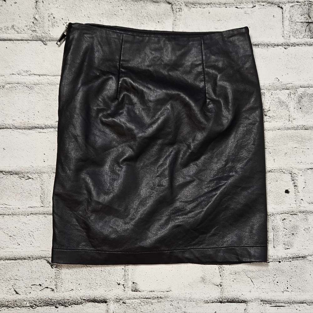 Le Chateau Black Faux Leather Ruched Mini Skirt Size 0 Side Zip - Picture 5 of 6